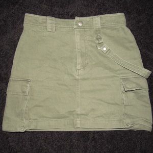 Army green high waisted mini skirt.